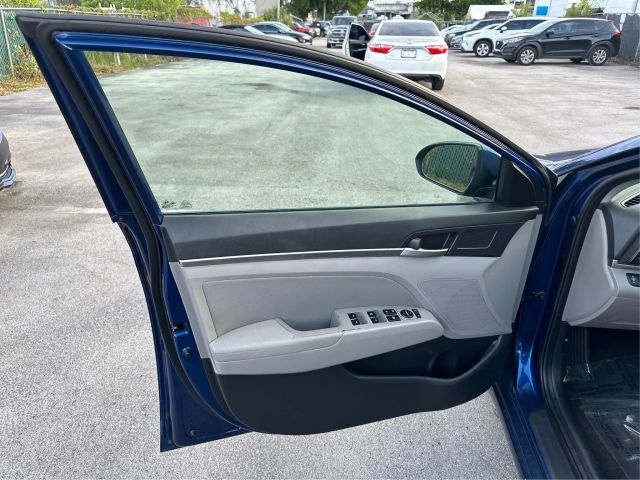 
								2020 Hyundai Elantra SEL Sedan 4D full									