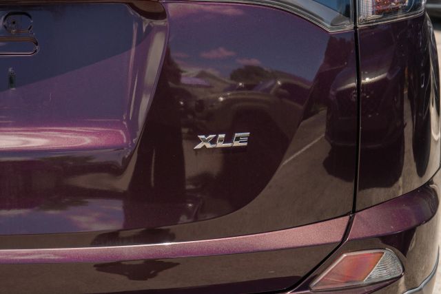 
								2018 Toyota RAV4 XLE Sport Utility 4D full									