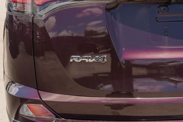 
								2018 Toyota RAV4 XLE Sport Utility 4D full									