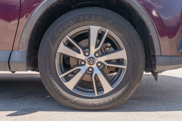 
								2018 Toyota RAV4 XLE Sport Utility 4D full									