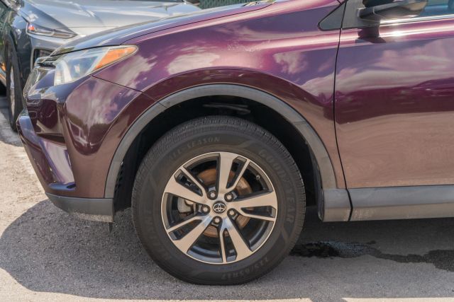 
								2018 Toyota RAV4 XLE Sport Utility 4D full									