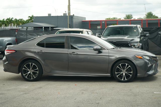 
								2020 Toyota Camry SE Sedan 4D full									