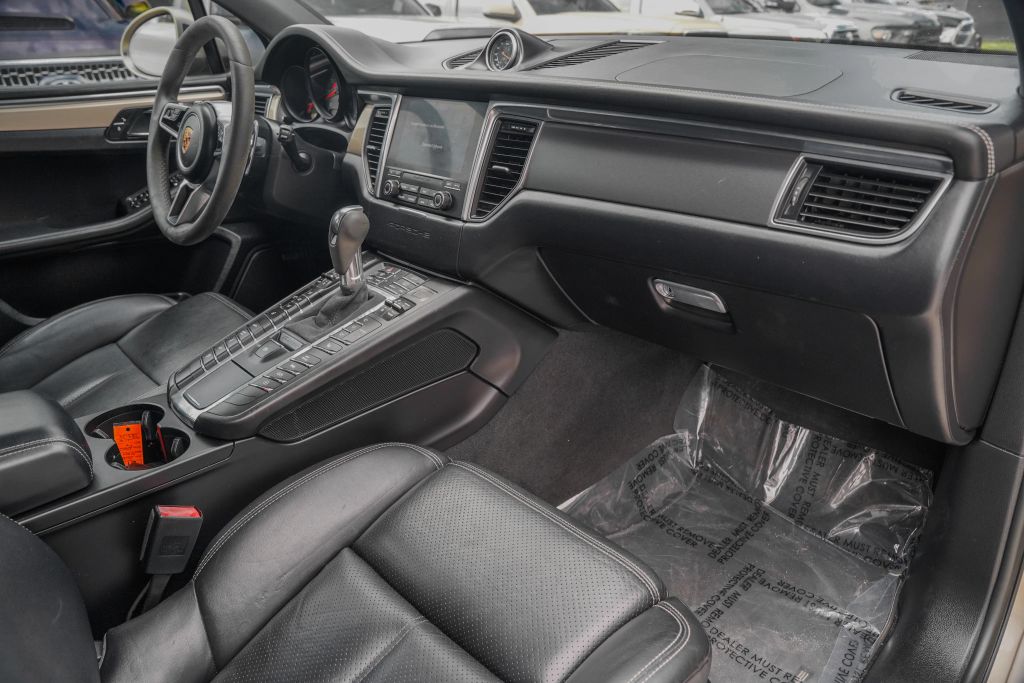 
								2018 Porsche Macan GTS Sport Utility 4D full									