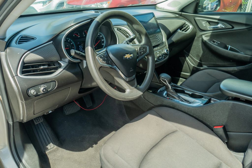 
								2022 Chevrolet Malibu LS Sedan 4D full									