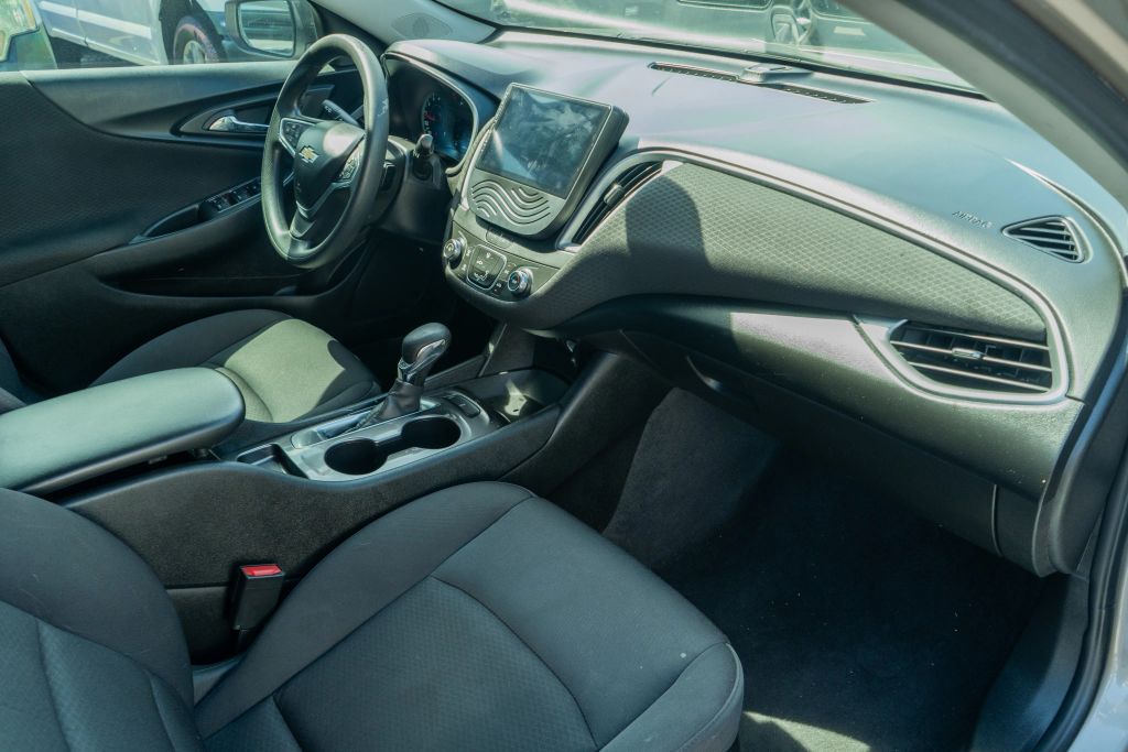 
								2022 Chevrolet Malibu LS Sedan 4D full									