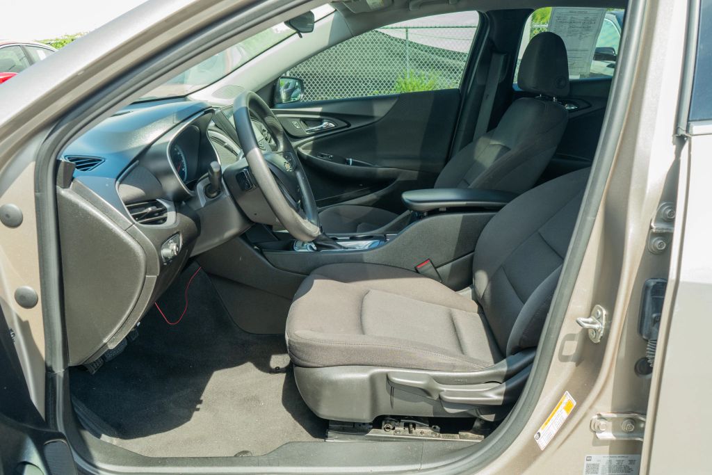 
								2022 Chevrolet Malibu LS Sedan 4D full									