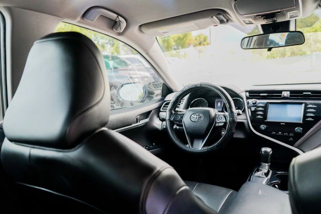 
								2020 Toyota Camry SE Sedan 4D full									