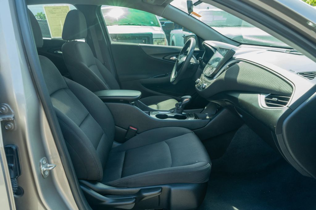 
								2022 Chevrolet Malibu LS Sedan 4D full									