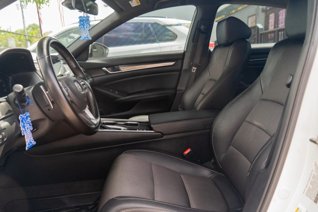 
								2020 Honda Accord Sport Sedan 4D full									