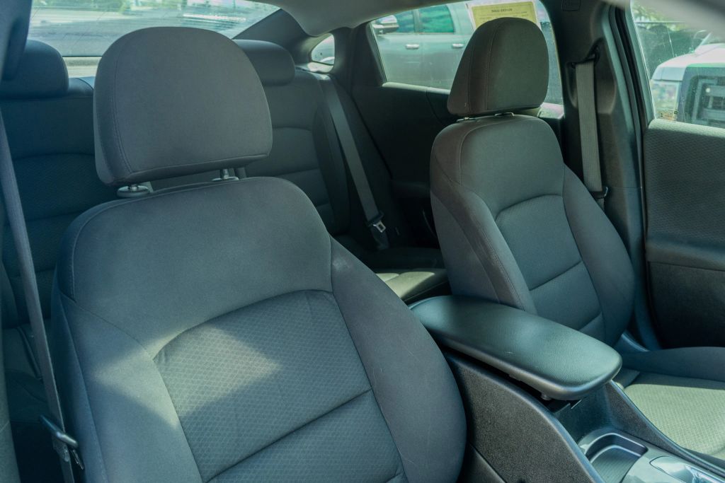 
								2022 Chevrolet Malibu LS Sedan 4D full									