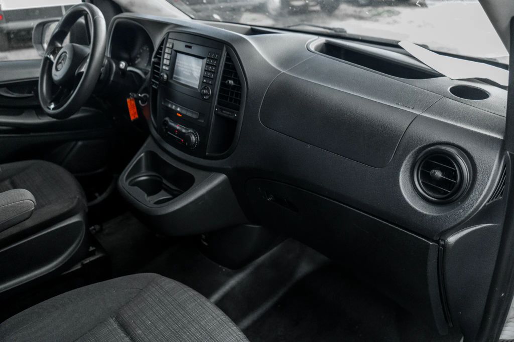 
								2018 Mercedes-Benz Metris WORKER Cargo Van 3D full									