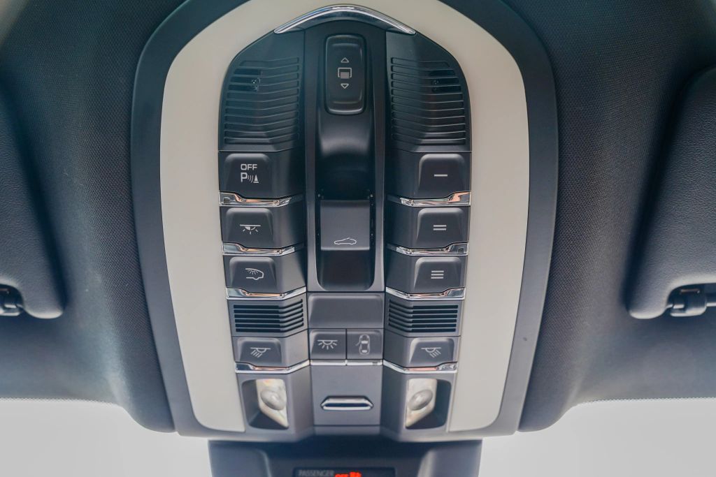 
								2018 Porsche Macan GTS Sport Utility 4D full									