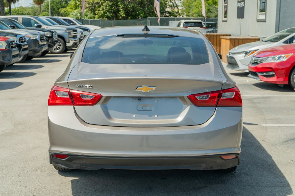 
								2022 Chevrolet Malibu LS Sedan 4D full									
