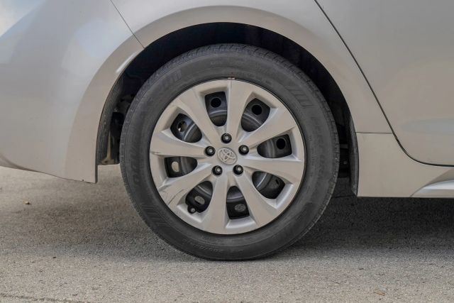 
								2021 Toyota Corolla LE Sedan 4D full									