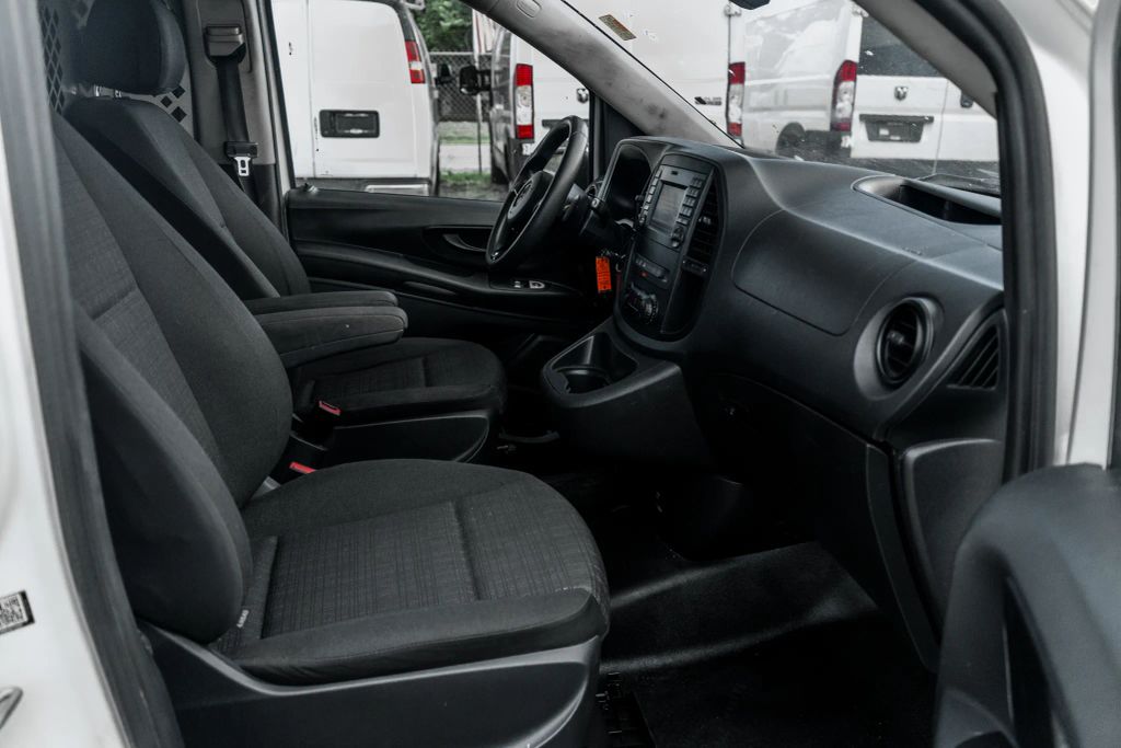 
								2018 Mercedes-Benz Metris WORKER Cargo Van 3D full									