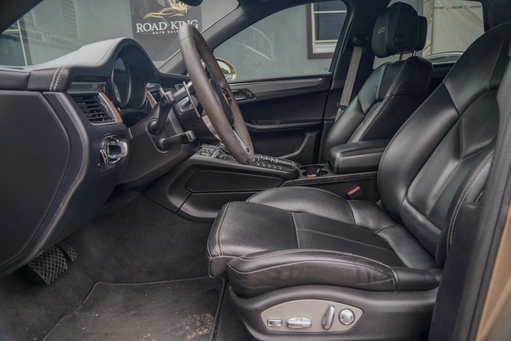 
								2018 Porsche Macan GTS Sport Utility 4D full									