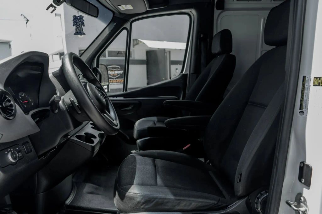 
								2023 Mercedes-Benz Sprinter 2500 Cargo High Roof w/170  WB Van 3D full									