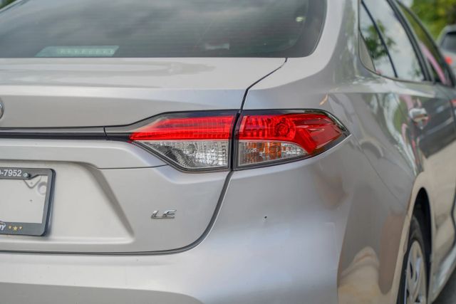 
								2021 Toyota Corolla LE Sedan 4D full									