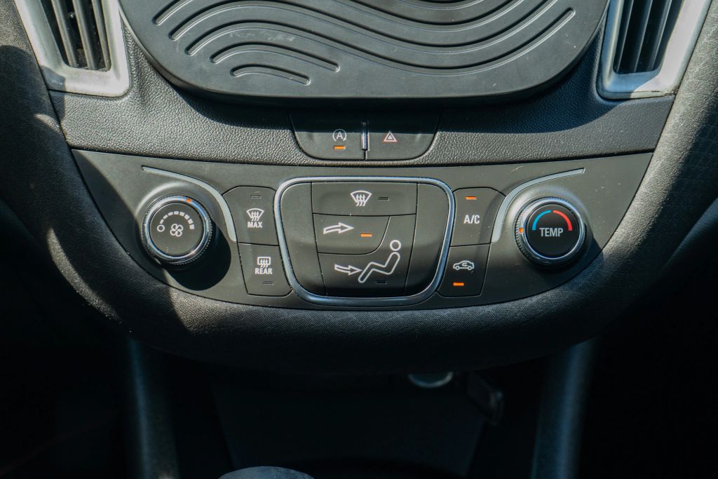 
								2022 Chevrolet Malibu LS Sedan 4D full									