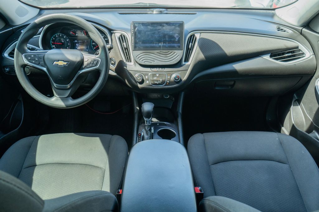 
								2022 Chevrolet Malibu LS Sedan 4D full									