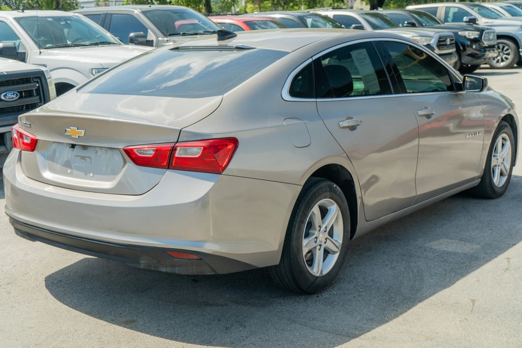 
								2022 Chevrolet Malibu LS Sedan 4D full									