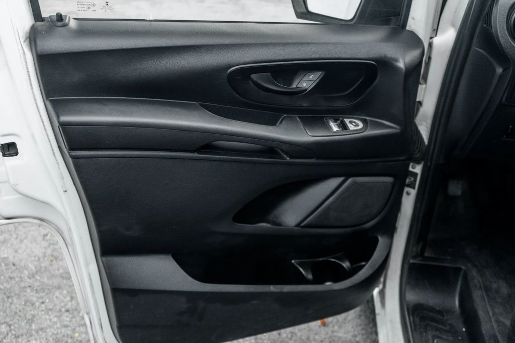 
								2018 Mercedes-Benz Metris WORKER Cargo Van 3D full									