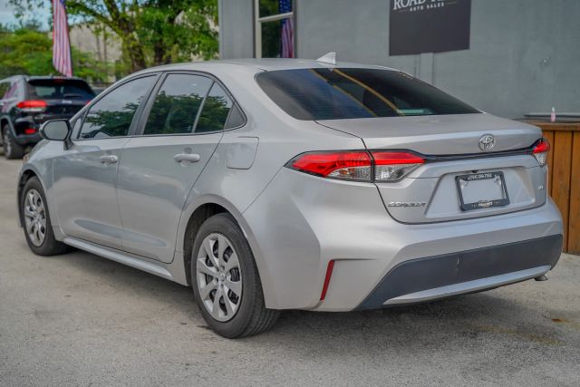 
								2021 Toyota Corolla LE Sedan 4D full									