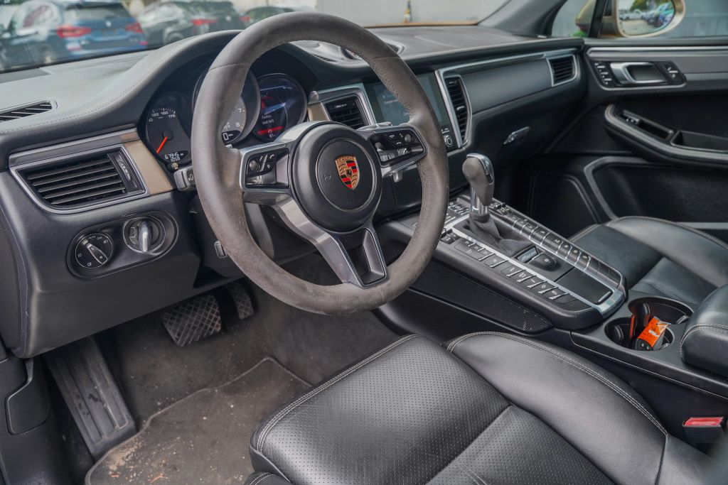 
								2018 Porsche Macan GTS Sport Utility 4D full									