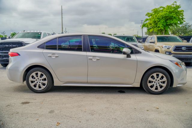 
								2021 Toyota Corolla LE Sedan 4D full									