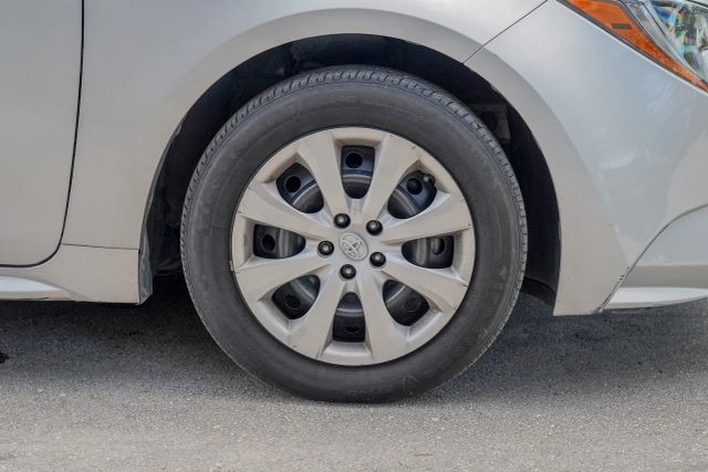 
								2021 Toyota Corolla LE Sedan 4D full									