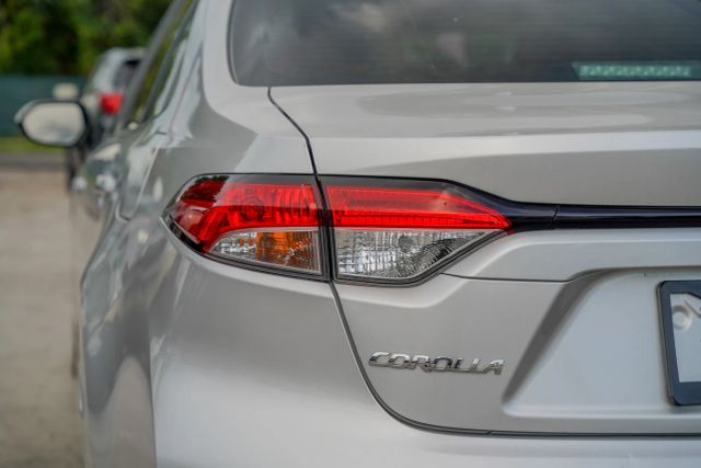 
								2021 Toyota Corolla LE Sedan 4D full									