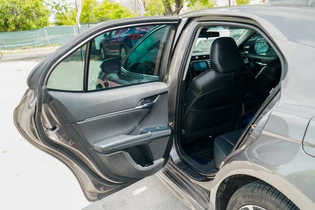 
								2020 Toyota Camry SE Sedan 4D full									