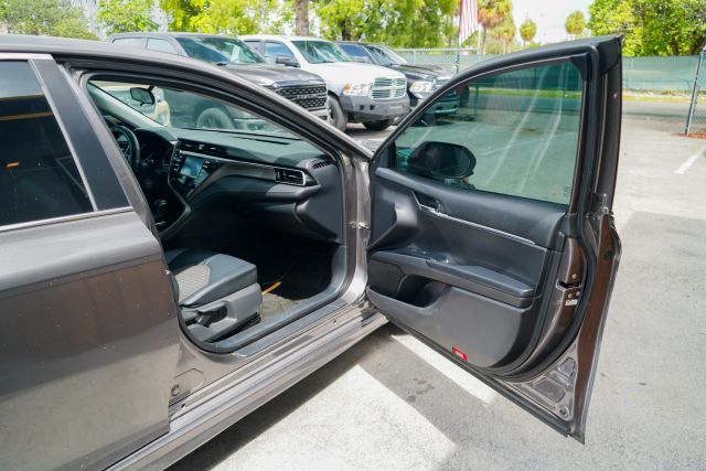 
								2020 Toyota Camry SE Sedan 4D full									