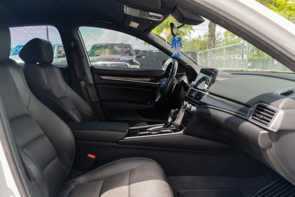 
								2020 Honda Accord Sport Sedan 4D full									