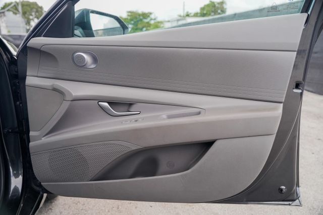 
								2023 Hyundai Elantra SE Sedan 4D full									