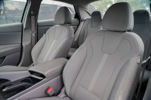 
								2023 Hyundai Elantra SE Sedan 4D full									