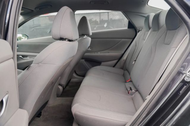 
								2023 Hyundai Elantra SE Sedan 4D full									