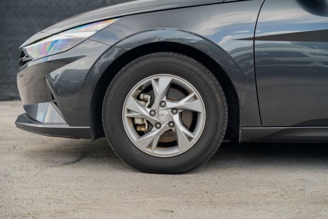 
								2023 Hyundai Elantra SE Sedan 4D full									