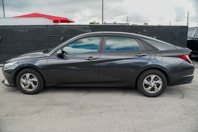 
								2023 Hyundai Elantra SE Sedan 4D full									