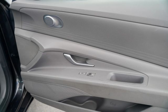 
								2023 Hyundai Elantra SE Sedan 4D full									