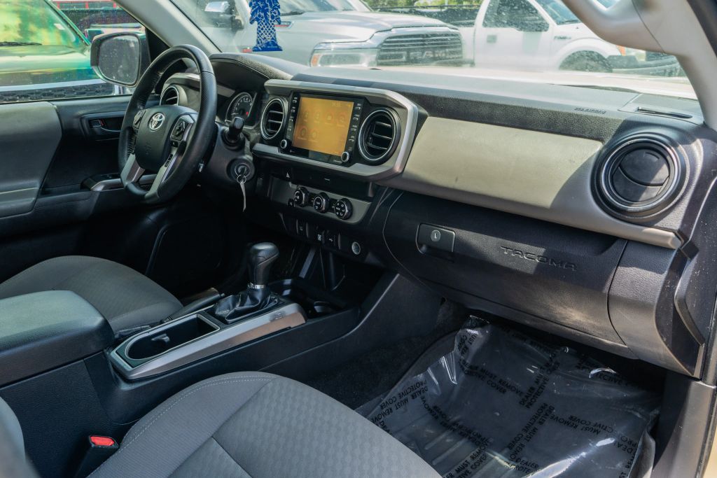 
								2020 Toyota Tacoma Double Cab SR5 Pickup 4D 6 ft full									