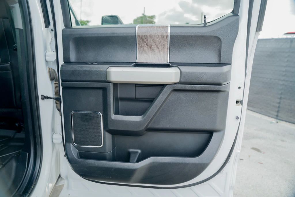 
								2019 Ford F250 Super Duty Crew Cab Lariat Pickup 4D 6 3/4 ft full									