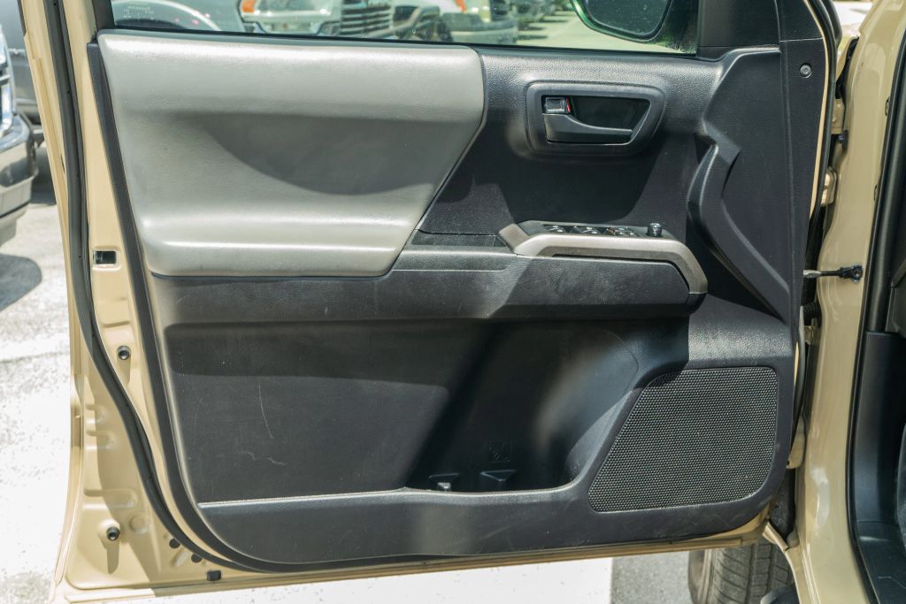 
								2020 Toyota Tacoma Double Cab SR5 Pickup 4D 6 ft full									