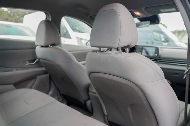 
								2023 Hyundai Elantra SE Sedan 4D full									