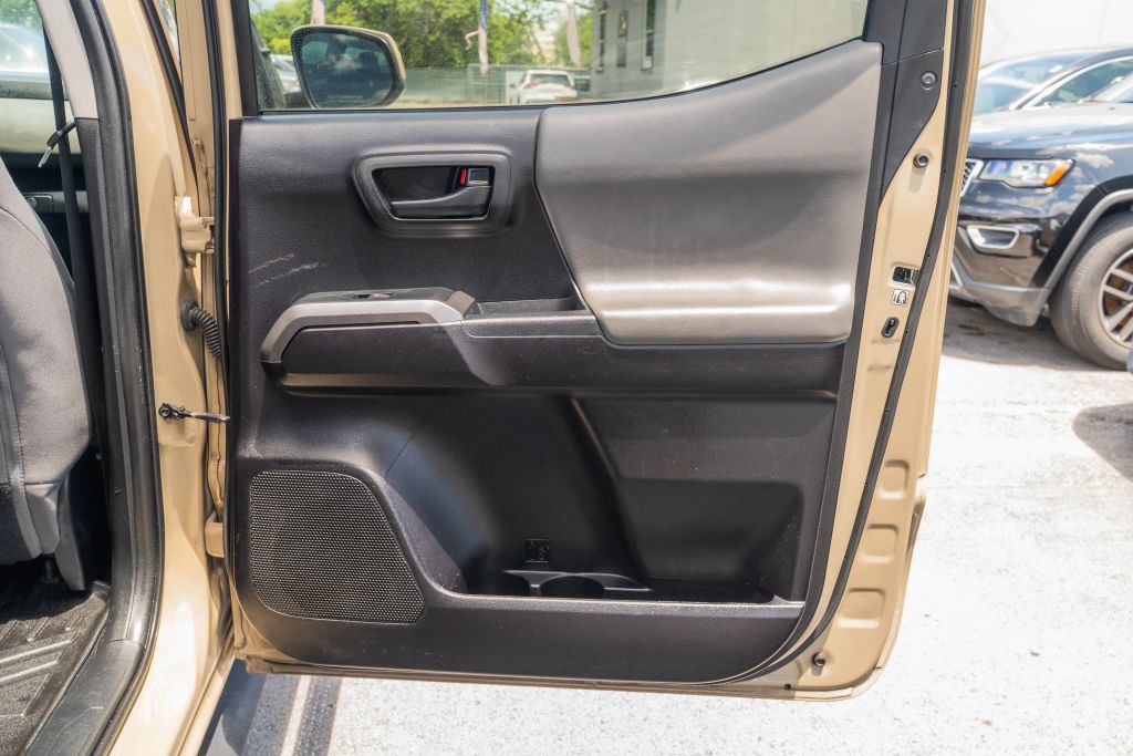 
								2020 Toyota Tacoma Double Cab SR5 Pickup 4D 6 ft full									