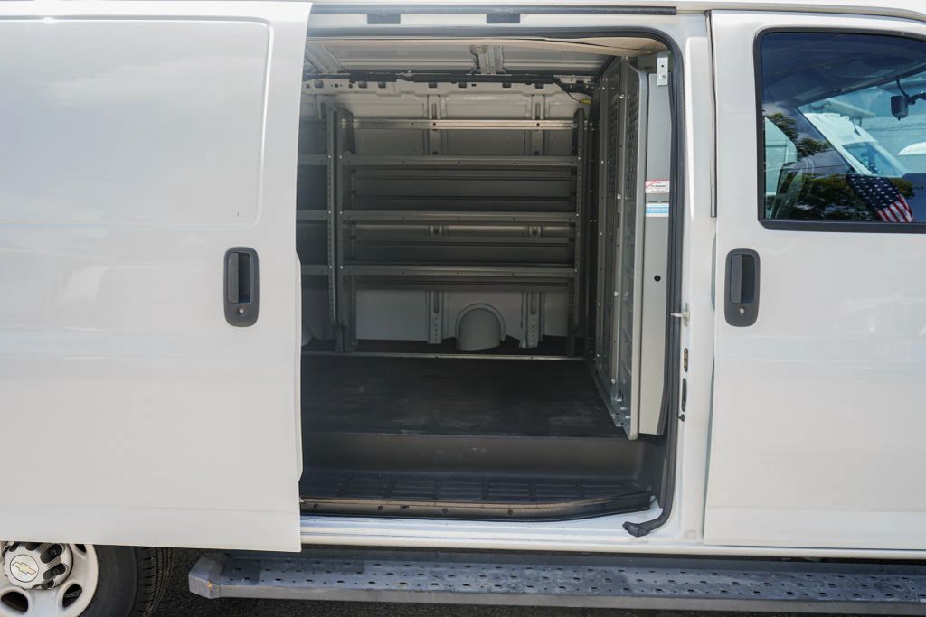 
								2021 Chevrolet Express 2500 Cargo Regular Van 3D full									