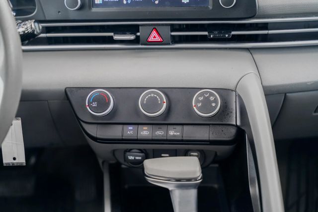 
								2023 Hyundai Elantra SE Sedan 4D full									