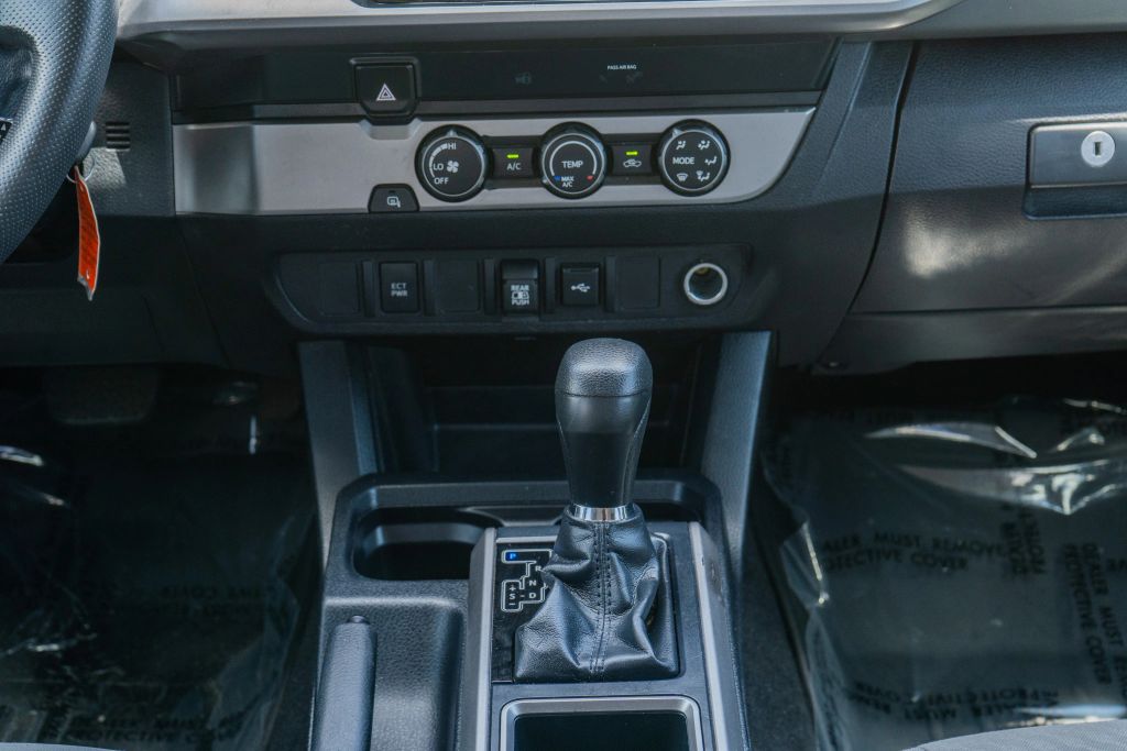 
								2020 Toyota Tacoma Double Cab SR5 Pickup 4D 6 ft full									