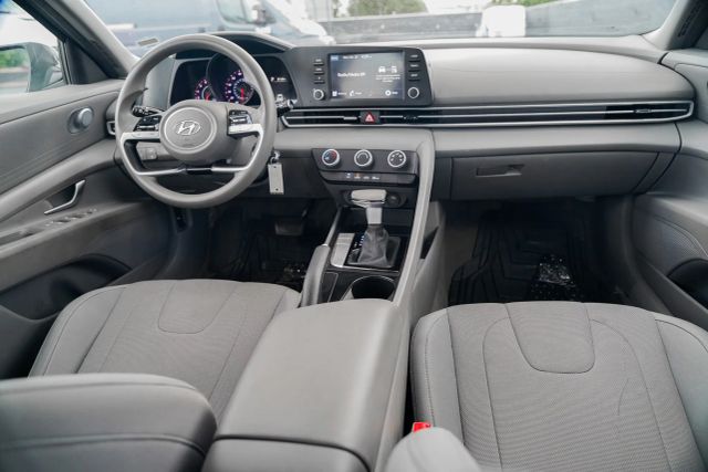 
								2023 Hyundai Elantra SE Sedan 4D full									