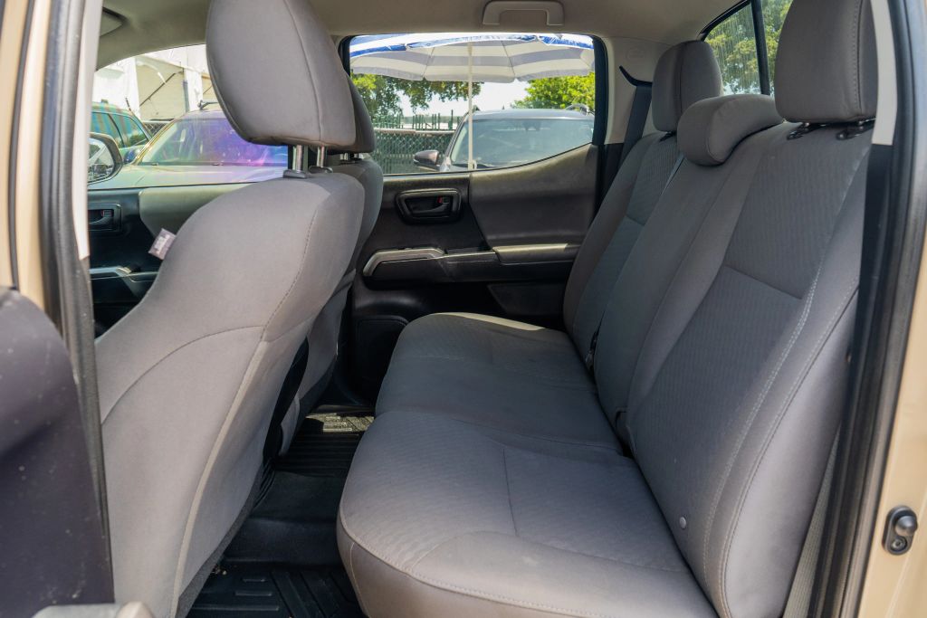 
								2020 Toyota Tacoma Double Cab SR5 Pickup 4D 6 ft full									